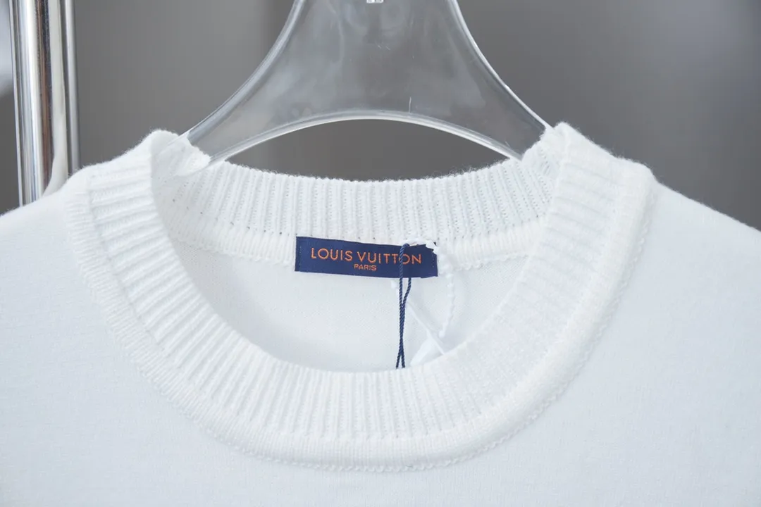 🅿️200 Louis LV 25ss early spring new short-sleeved pearl yarn chapter knitted short-sleeved light luxury essential item for daily commuting for men and women Correct version Welcome to compare Detailed features · High-viscosity cotton material wool, high-count cotton added, dry and avoid stuffiness · The embroidery process forms patterns on the surface of knitted fabrics, and uses different colors and different types of yarns to weave into independent solid color areas. The color blocks are connected to form patterns without floating lines, with perfect edges. Paired with knitting of the same style and color, it presents a unique three-dimensional texture · Double-needle stitching and cross-stitching process · Original main mark washed tag brand moisture-proof paper packaging Color: White Size: S/M/L/XL